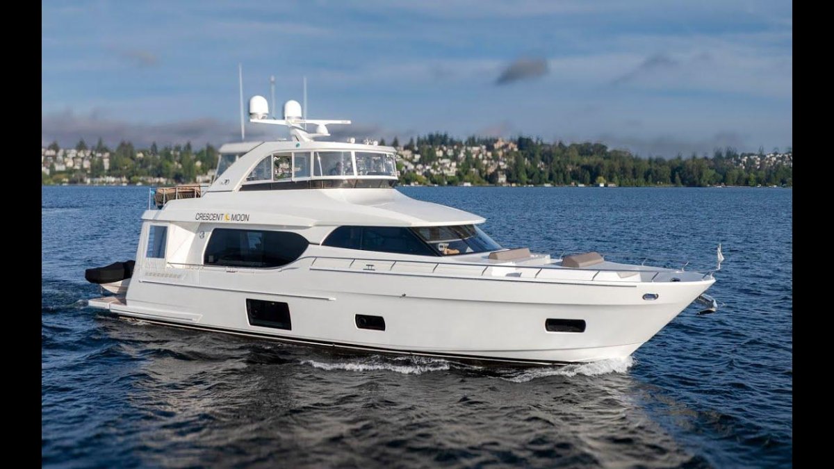 Яхта Ocean Alexander 100