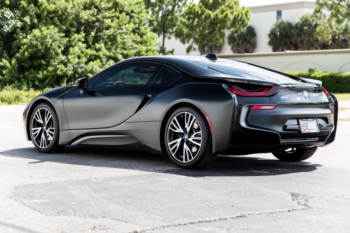 БМВ i8 2021