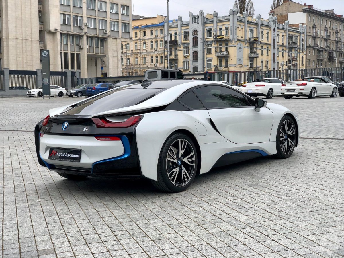 BMW спорткар i8