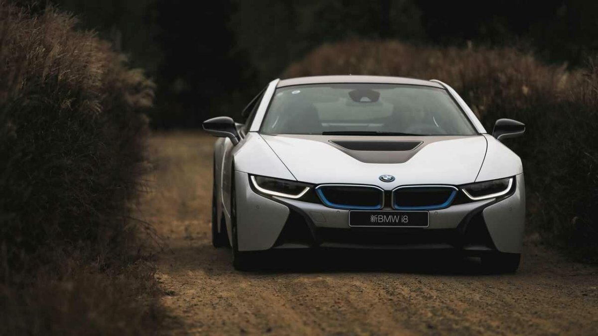 BMW i8 белая