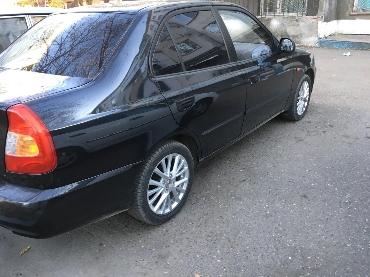 Hyundai Accent черный r15