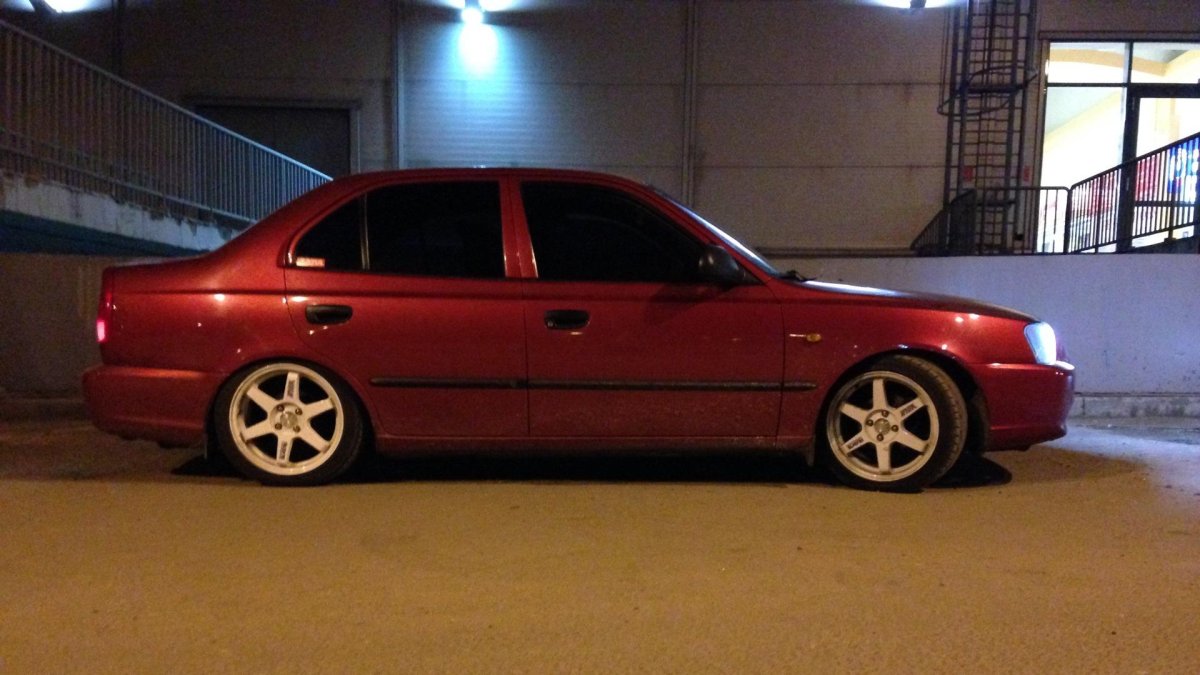 Hyundai Accent красный диски