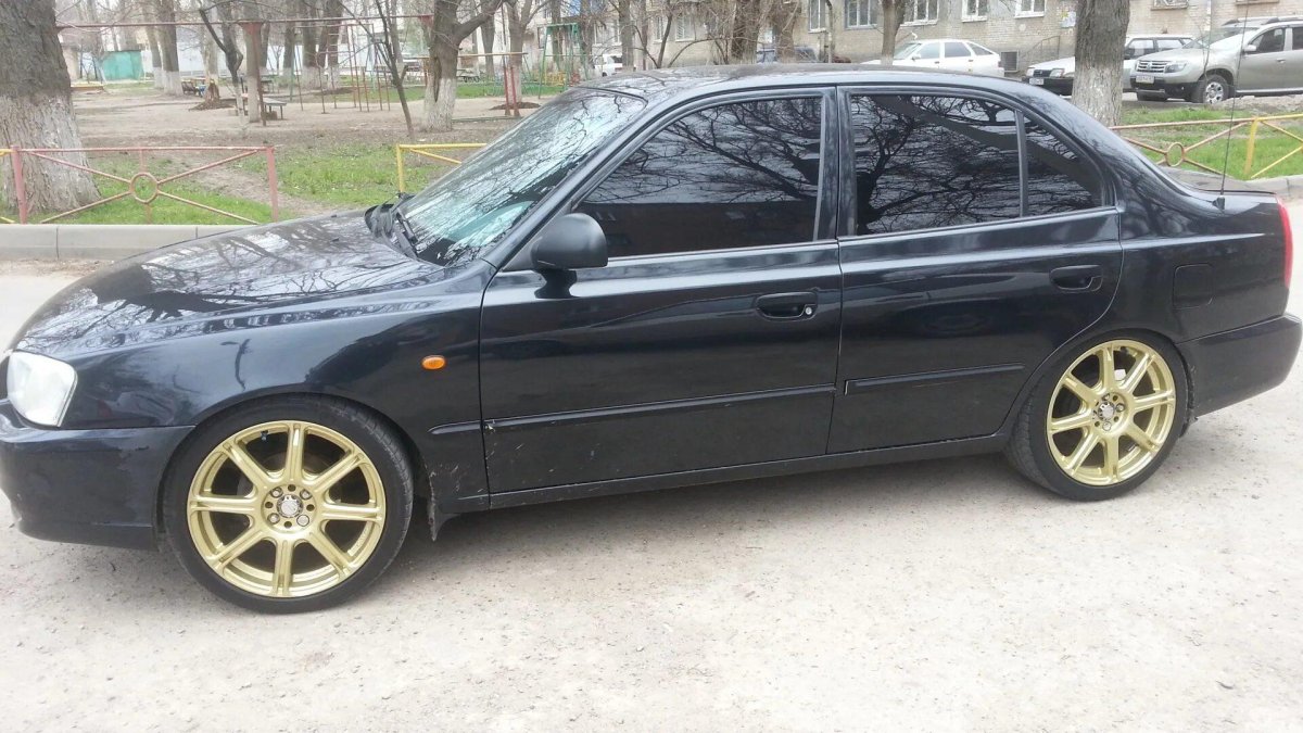 Hyundai Accent на черных колпаках