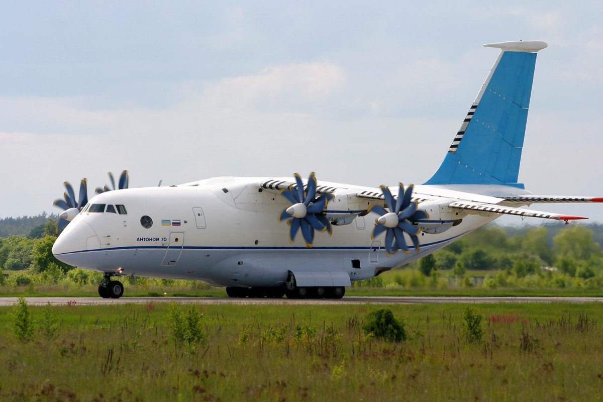 АН-70 военно-транспортный самолёт