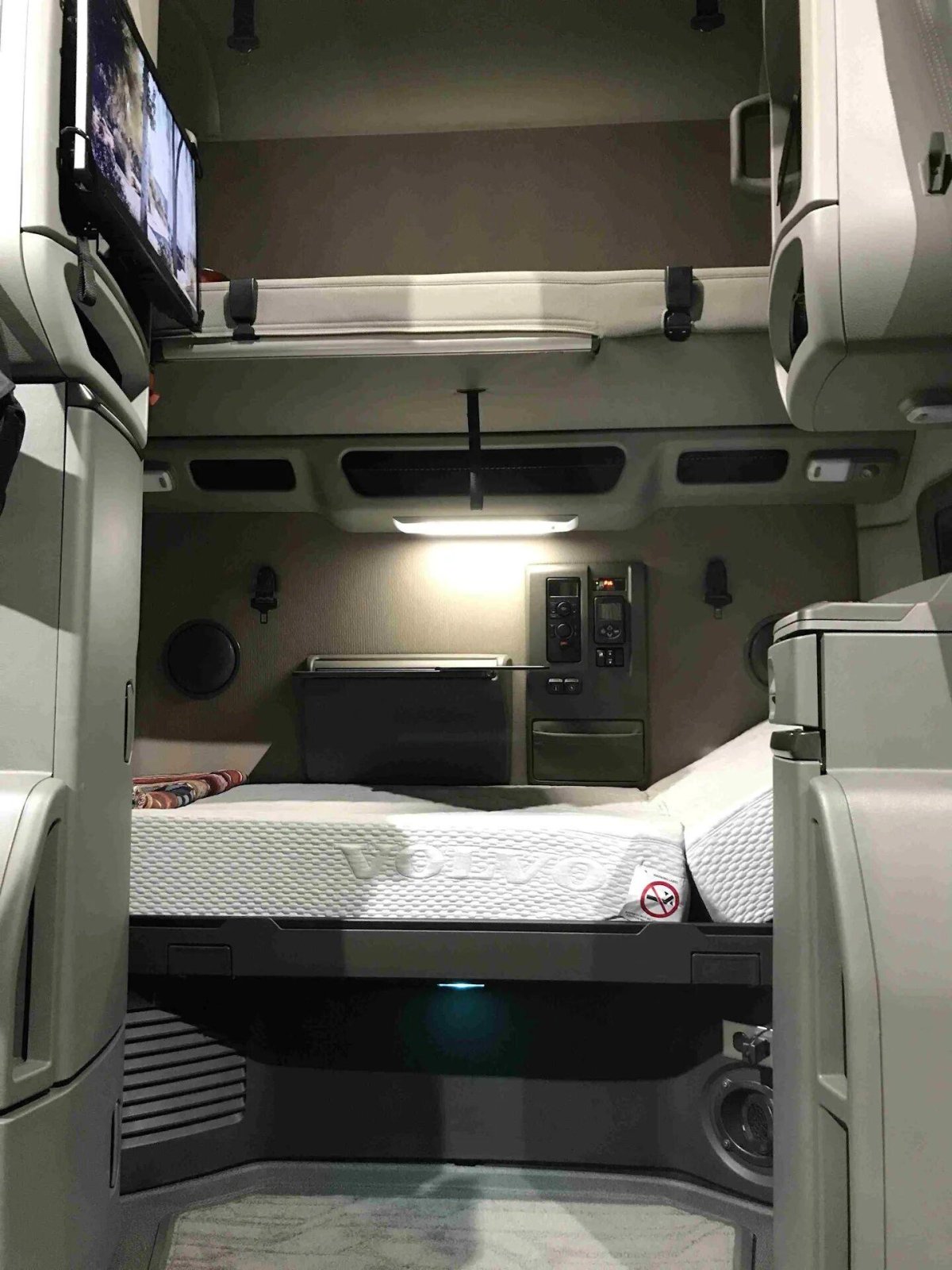 Volvo VNL 860 Interior