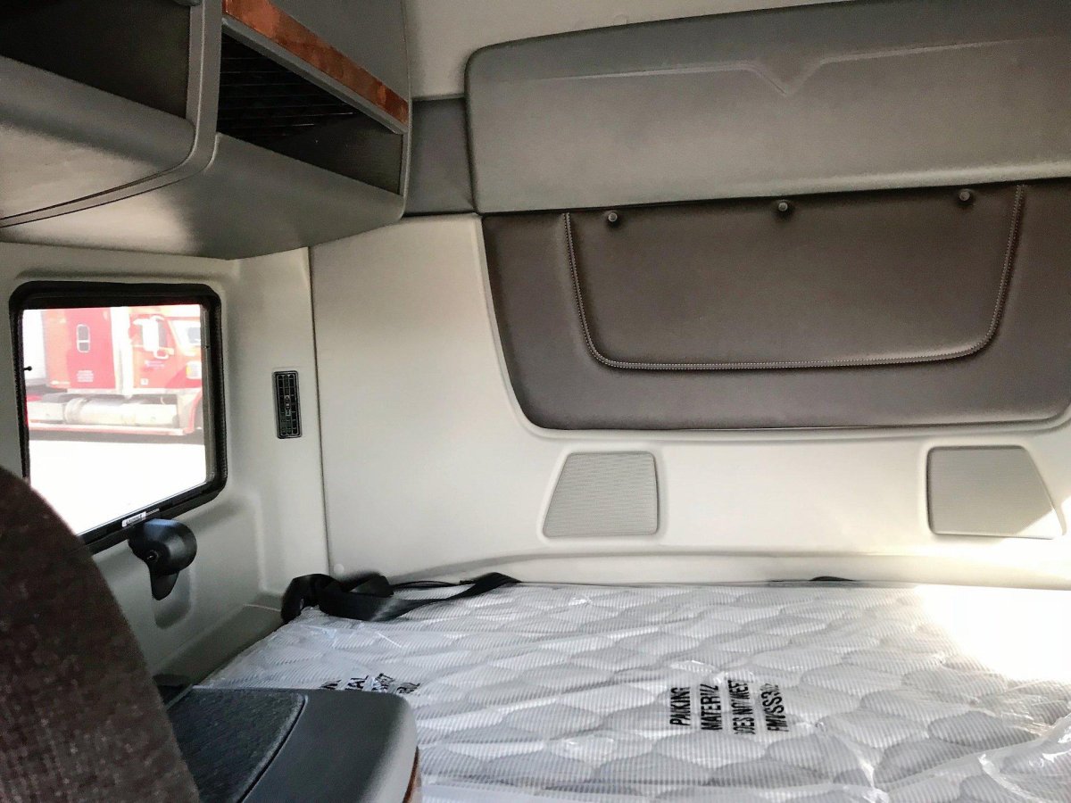 Volvo VNL 670 салон