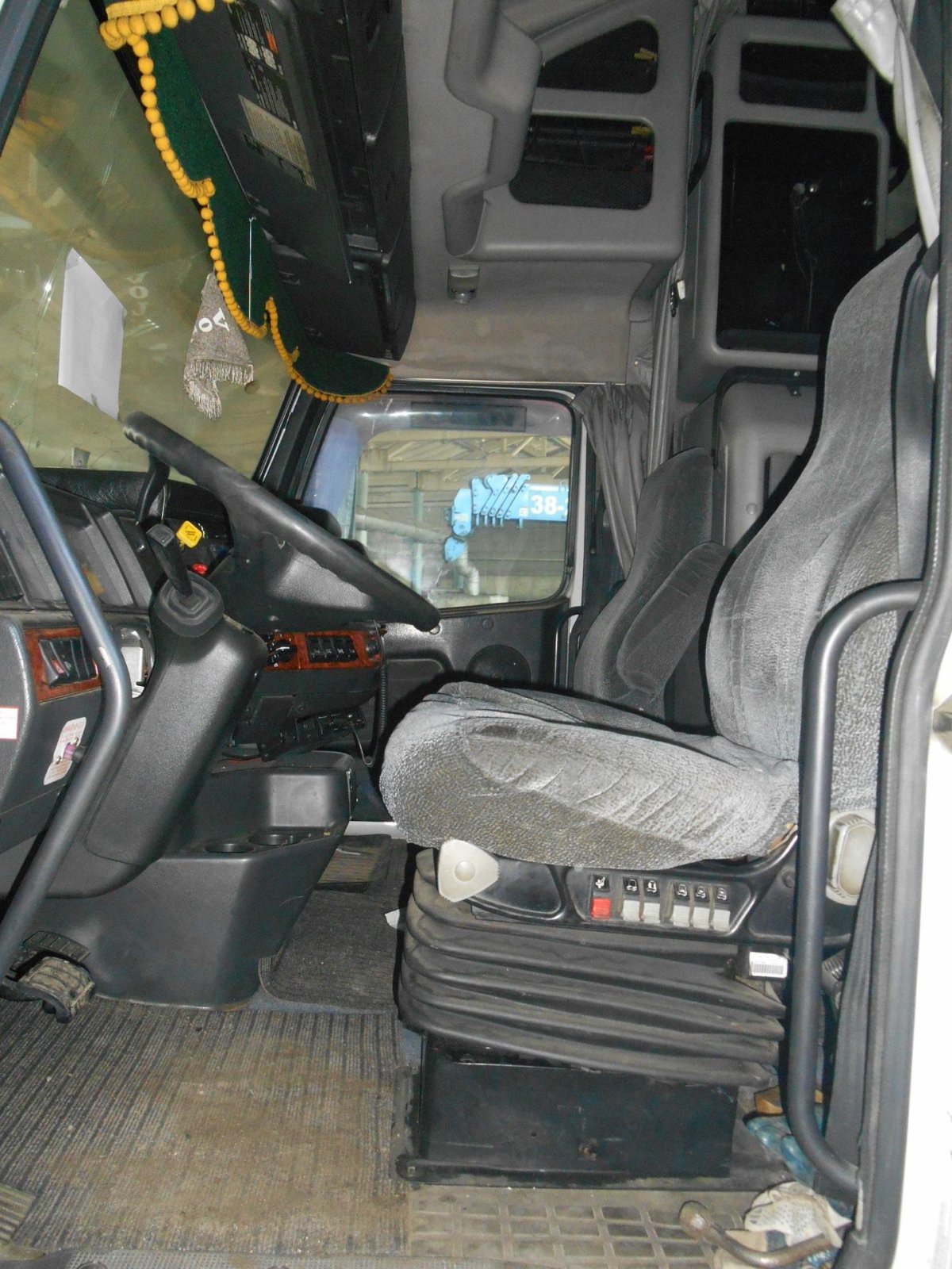 Volvo VNL 780 внутри кабины