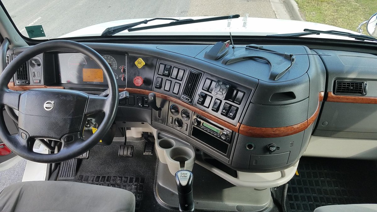 Volvo VNL 670 салон