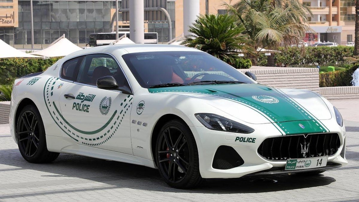 Астон Мартин полиция Дубай