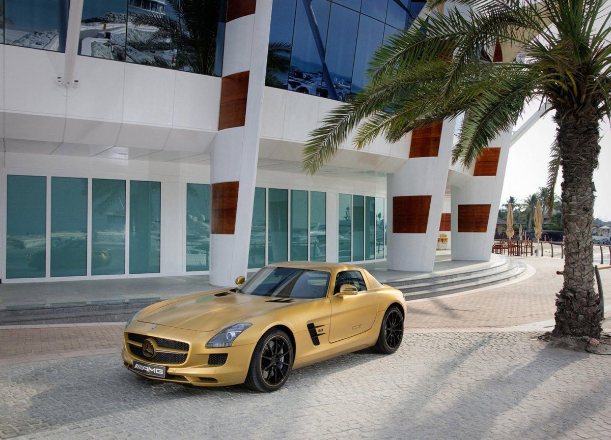 Золотой Mercedes-Benz SLS AMG.