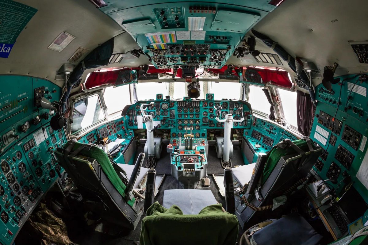 Ил-76 кабина пилотов