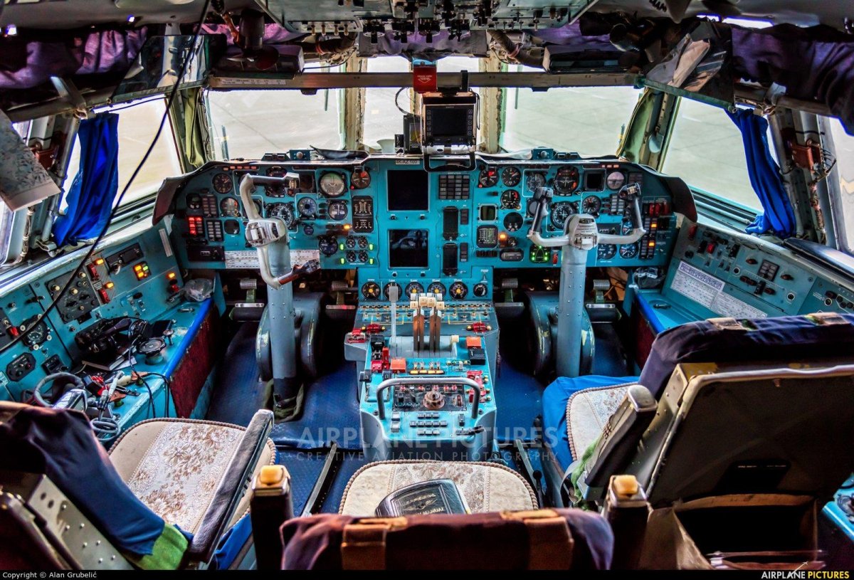 Ил-76 кабина пилотов