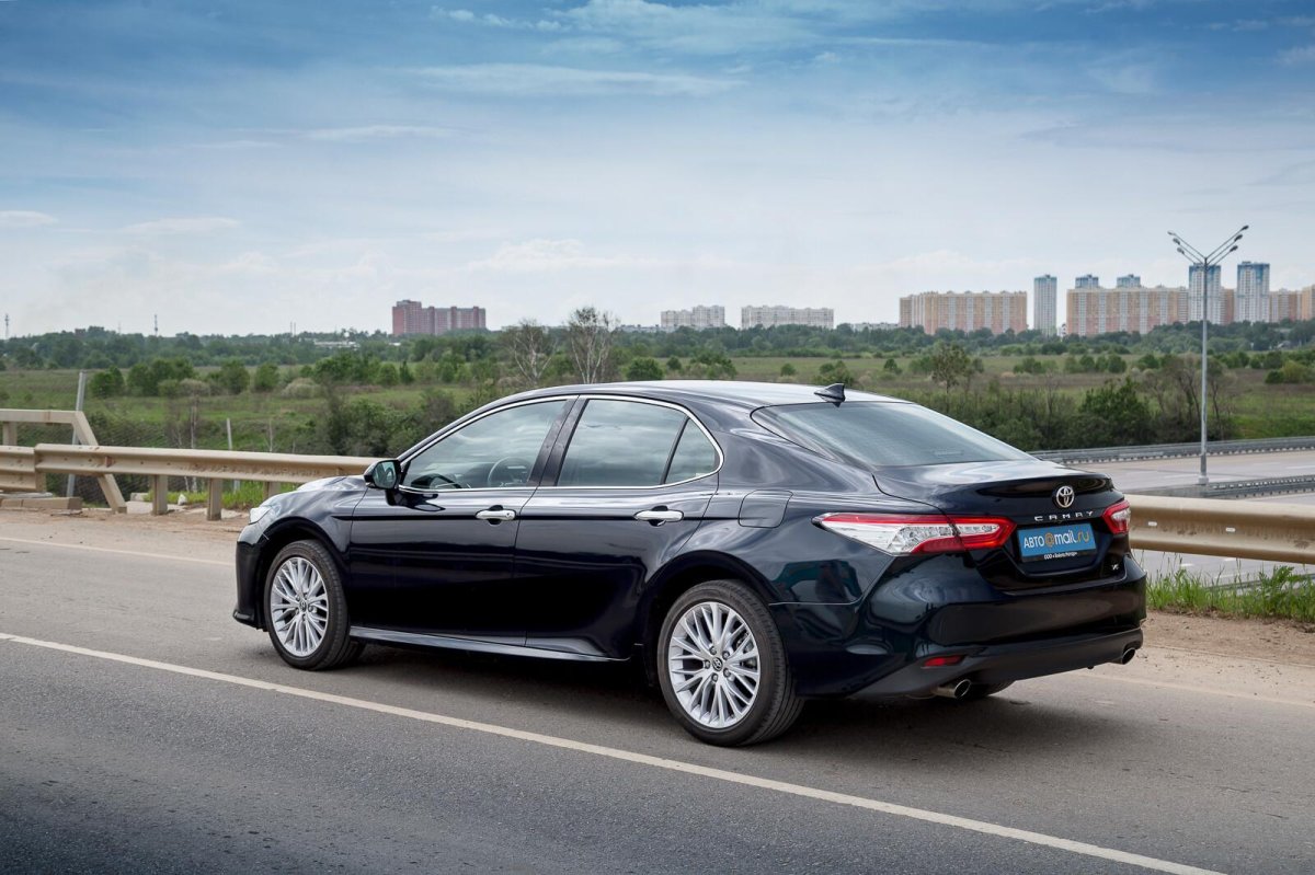 Тойота Камри и Мазда 6