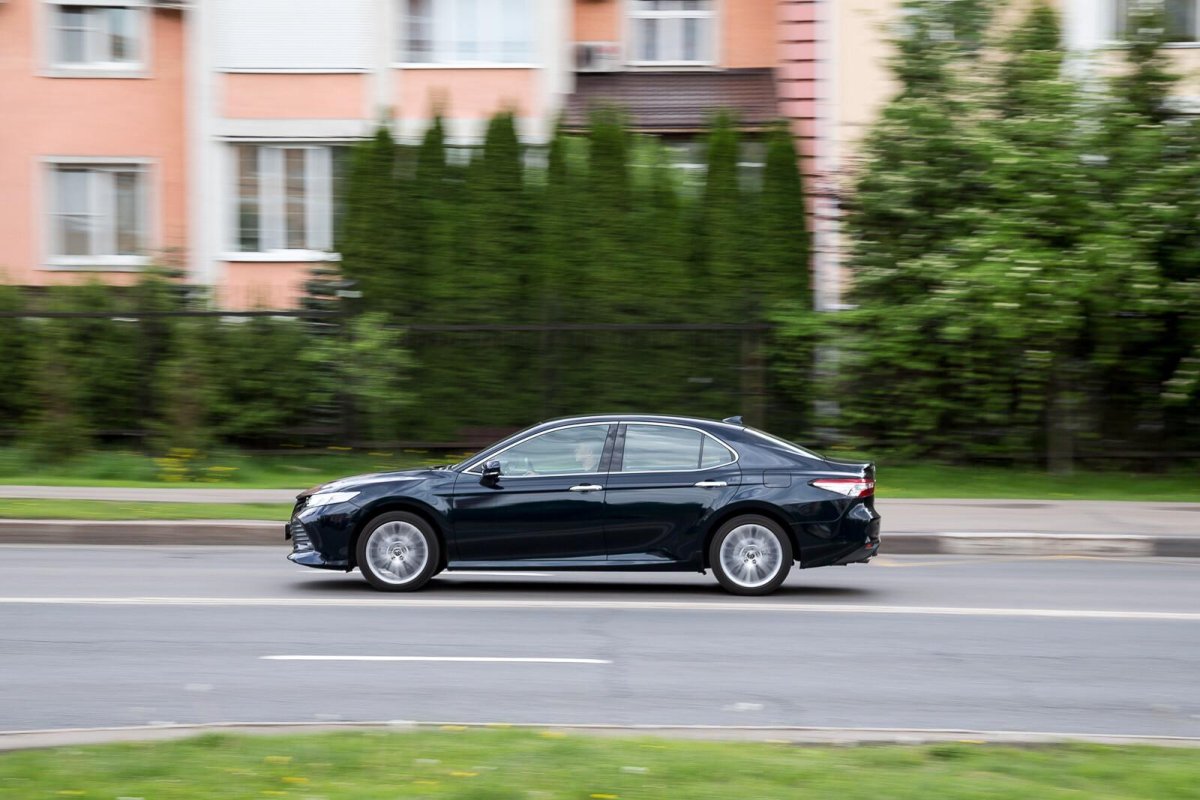 Тойота Камри и Мазда 6