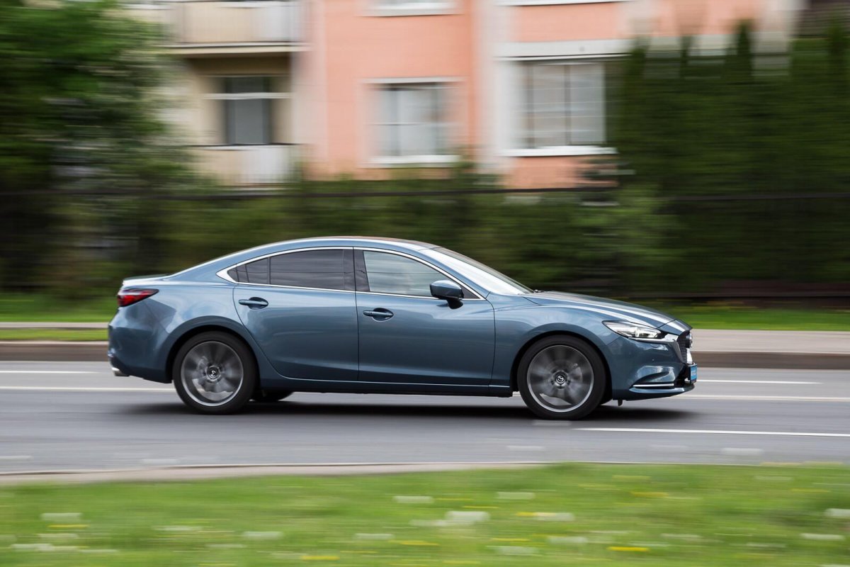 Что лучше Мазда 6 или Тойота Камри