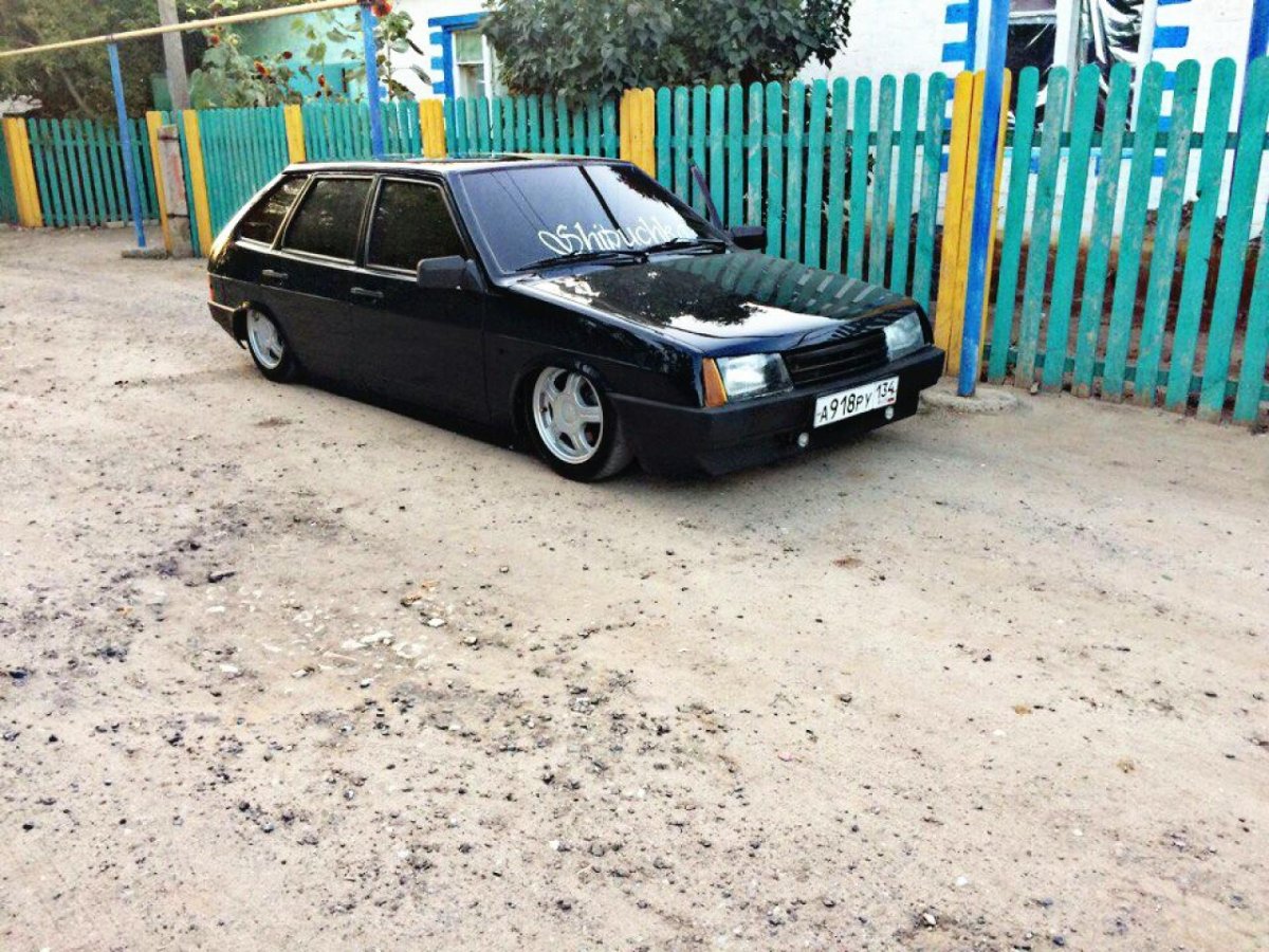 ВАЗ 2108 черная на торусах