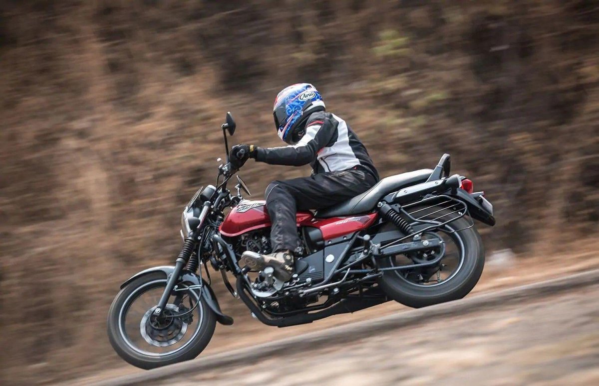 Баджадж Эвенджер 400