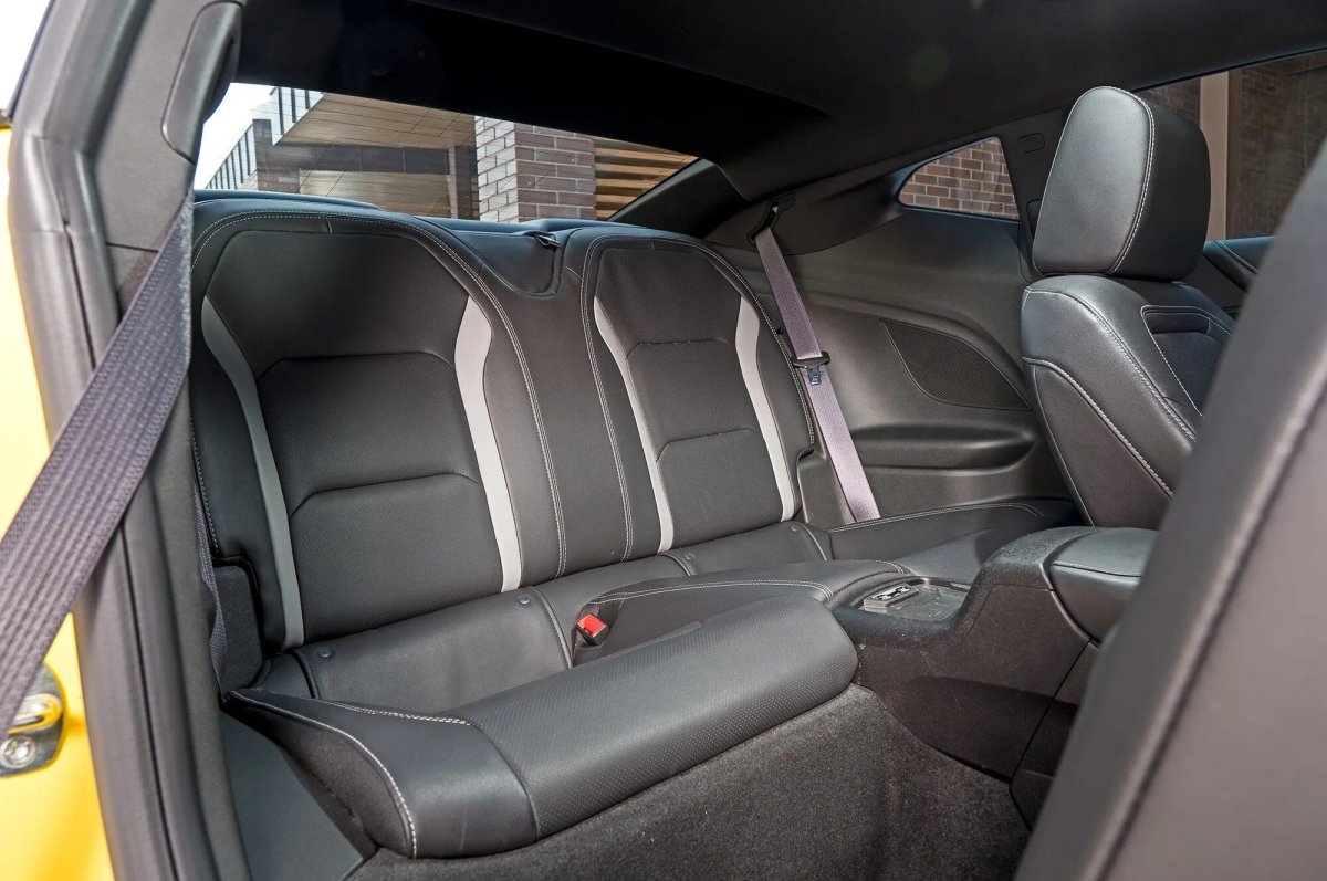 Chevrolet Camaro 2022 салон сзади