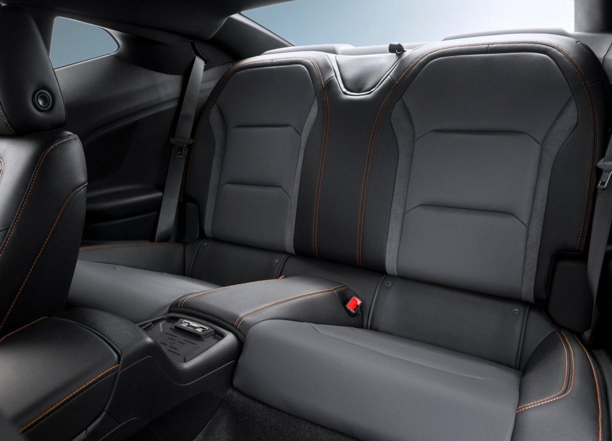 Шевроле Камаро салон сзади