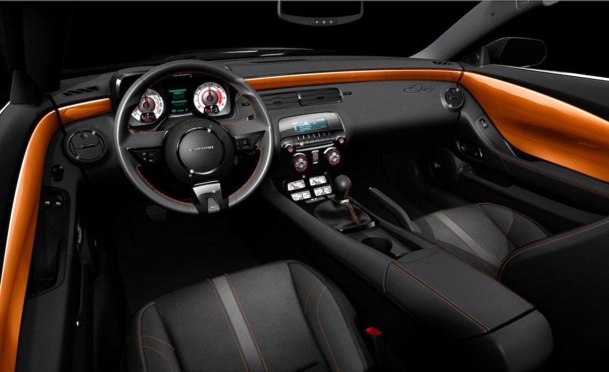 Шевроле Камаро черная салон