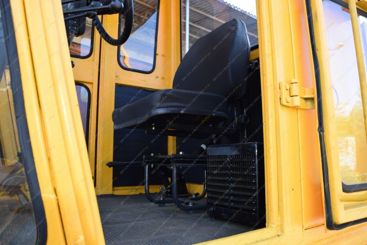 Кабина грейдера ДЗ 122