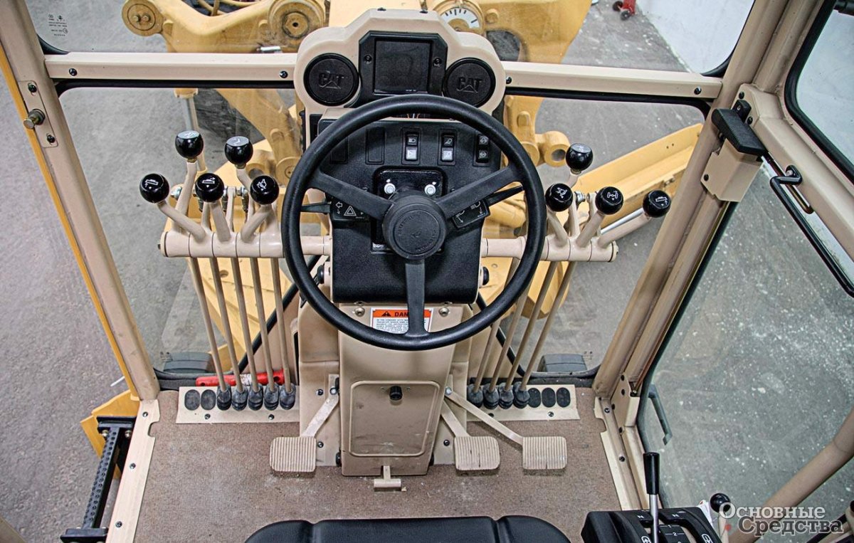 Грейдер Caterpillar кабина