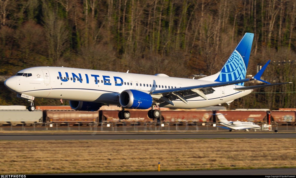 737 9 United