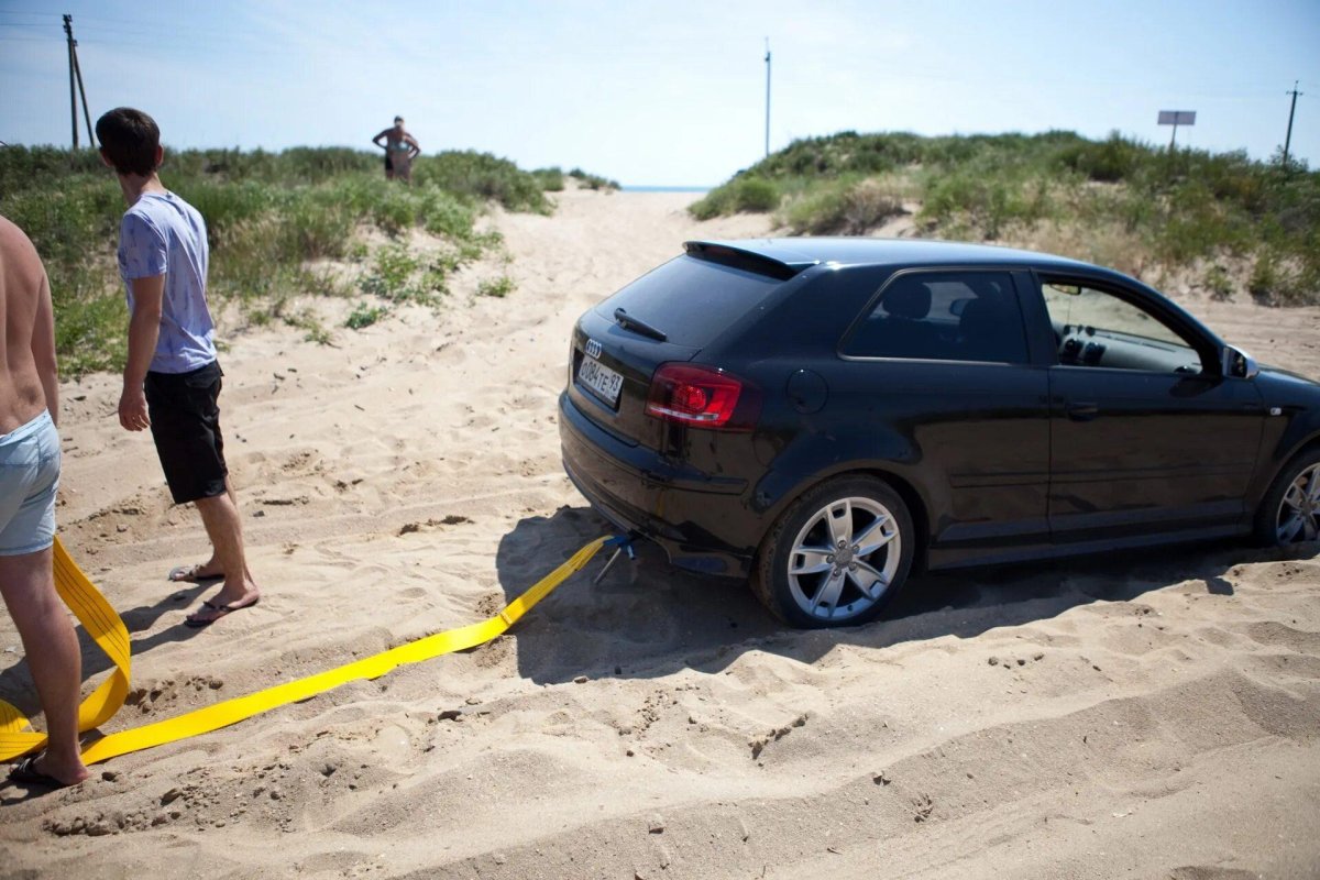 Машина буксует в песке