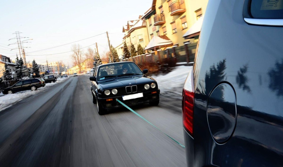 Буксировка авто тросом
