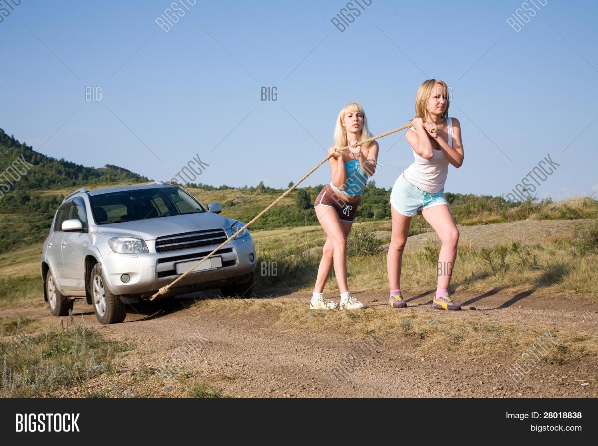 Толкают машину