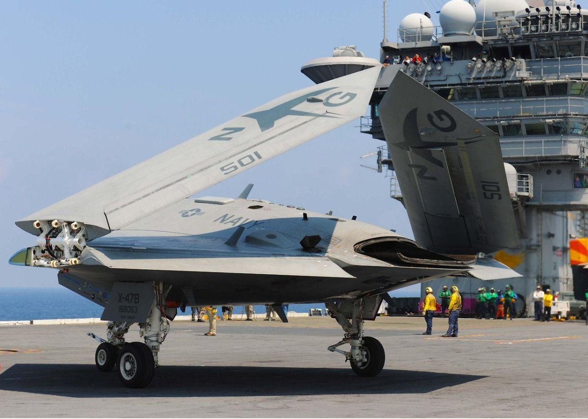 Беспилотник США X-47b.