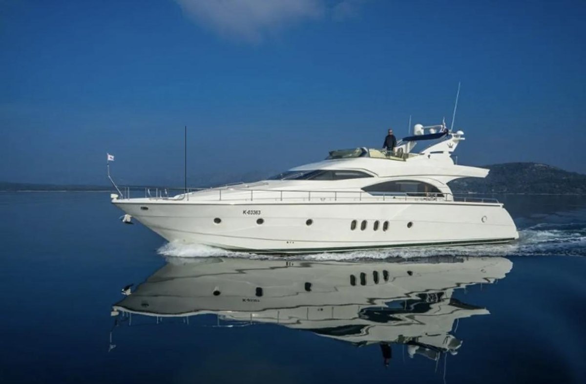 Яхта Dominator s62