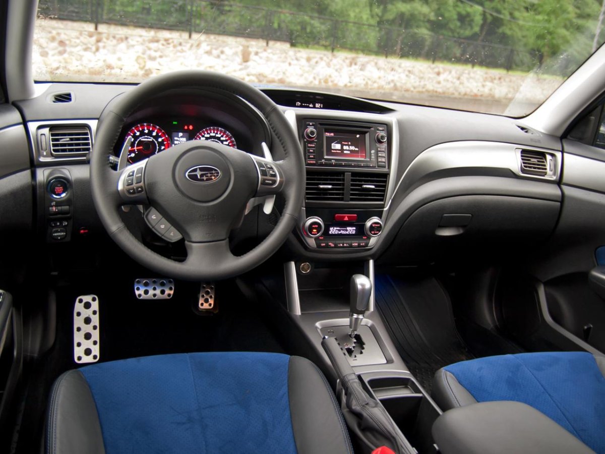 Субару Форестер 2012 салон