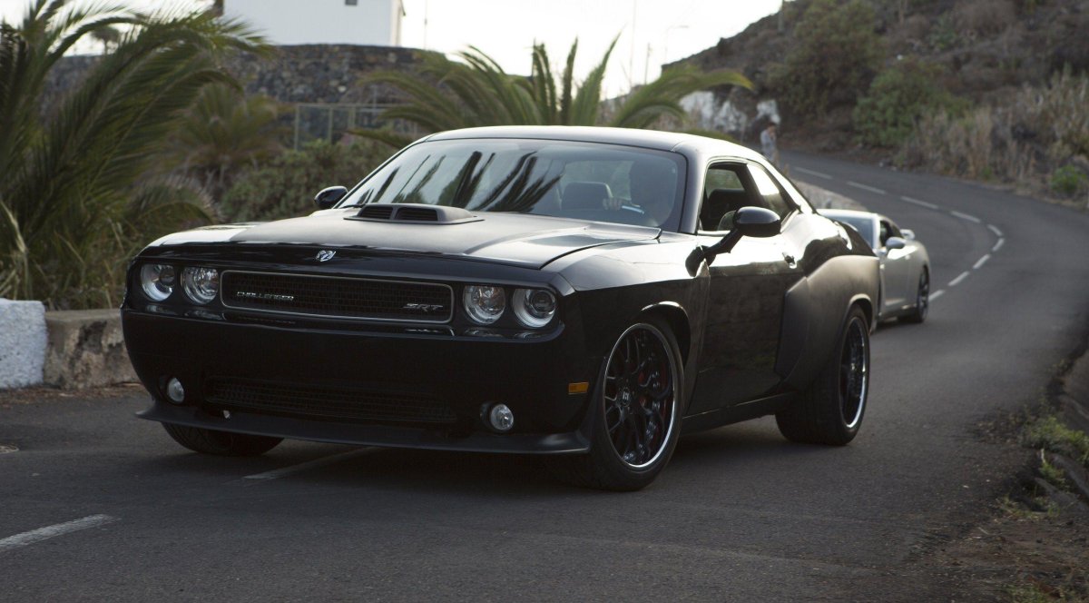 Додж Челленджер srt8