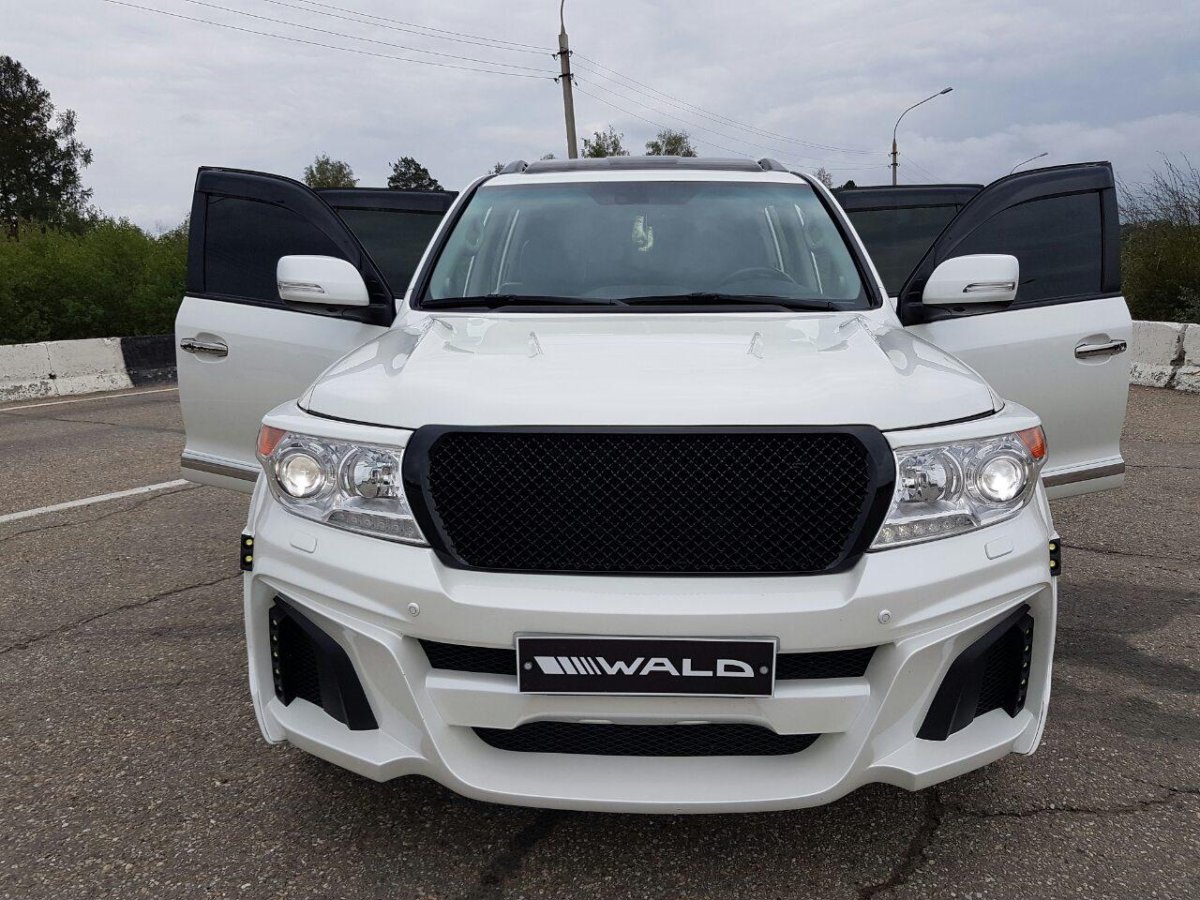 Toyota Land Cruiser 200 Tuning белый