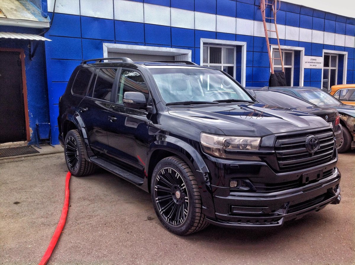 Toyota Land Cruiser 200 Black Tuning