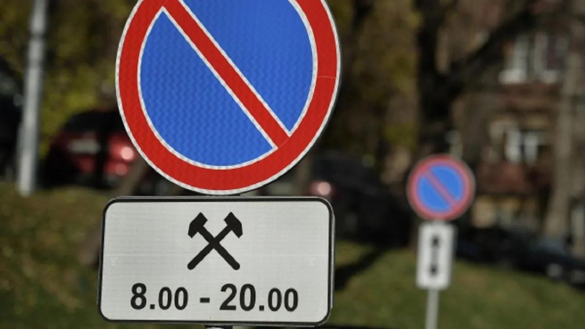 Дорожный знак стоянка запрещена