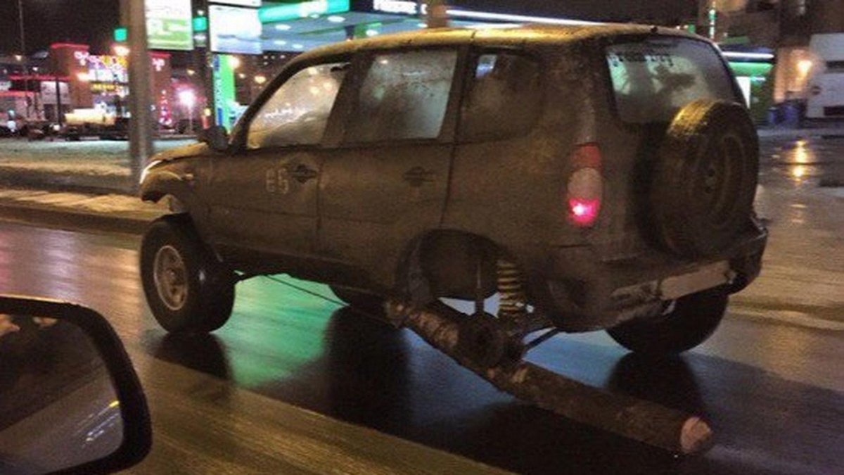 Шевроле Нива на бревне без колеса