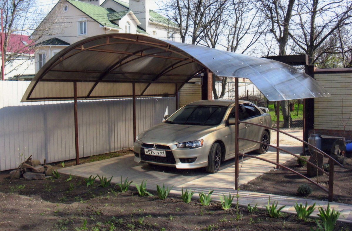 Навес для машины из поликарбоната