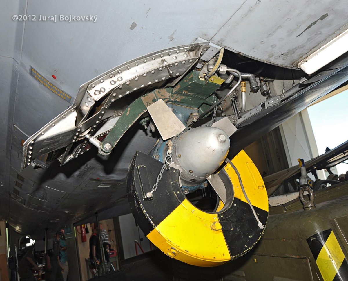 Аварийная турбина самолета