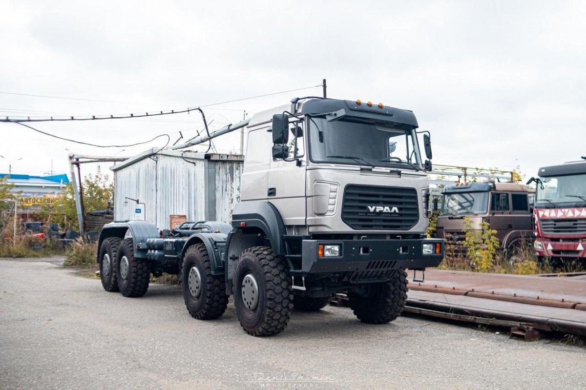 Урал 8х8 седельный тягач