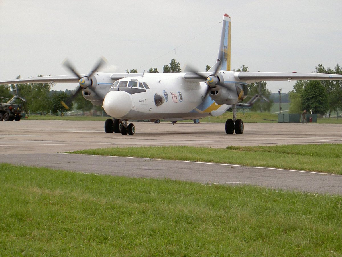 АН-26 военно-транспортный самолёт