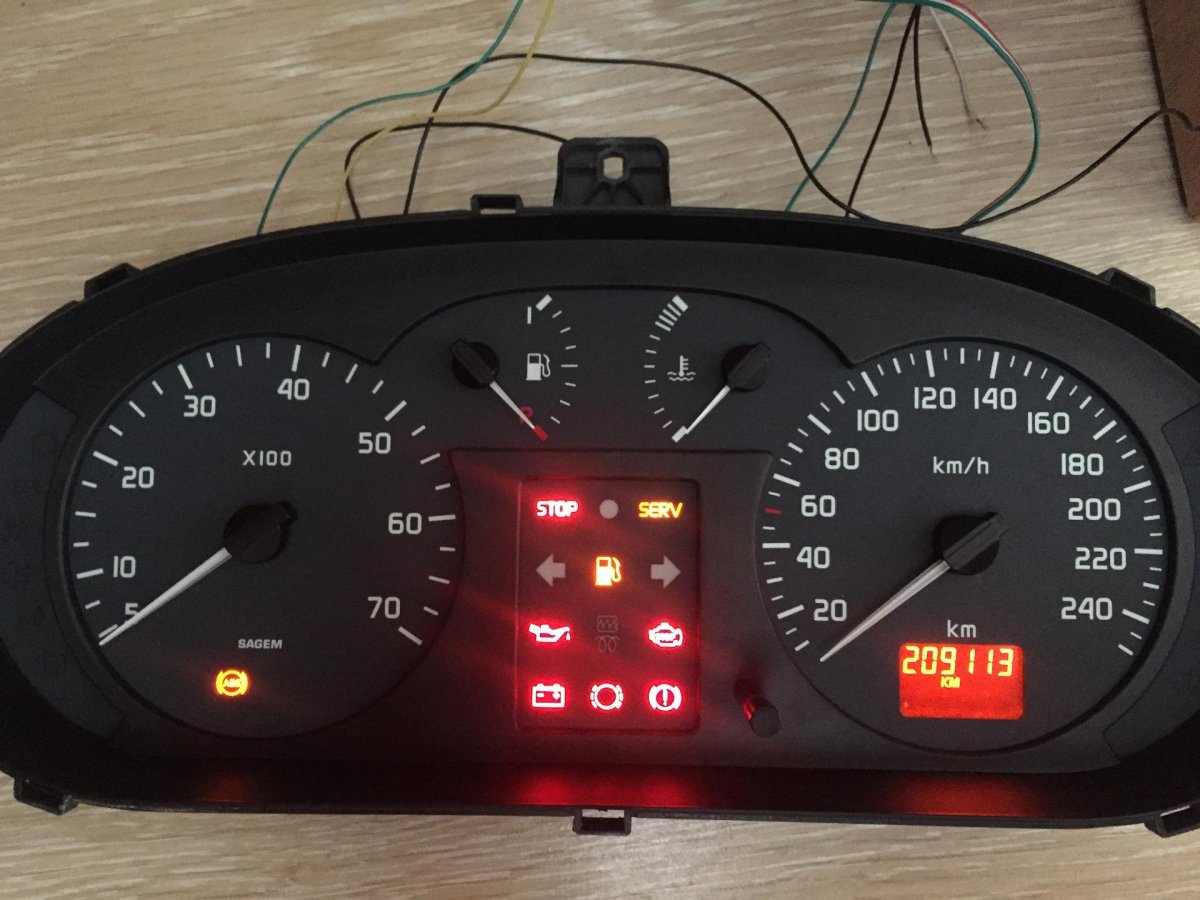 Панель приборов Рено Сценик 2