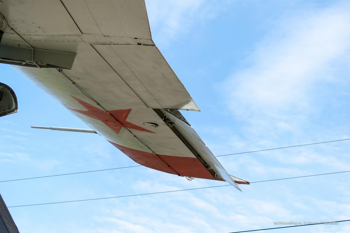 Памятник самолёт l-29 Дельфин