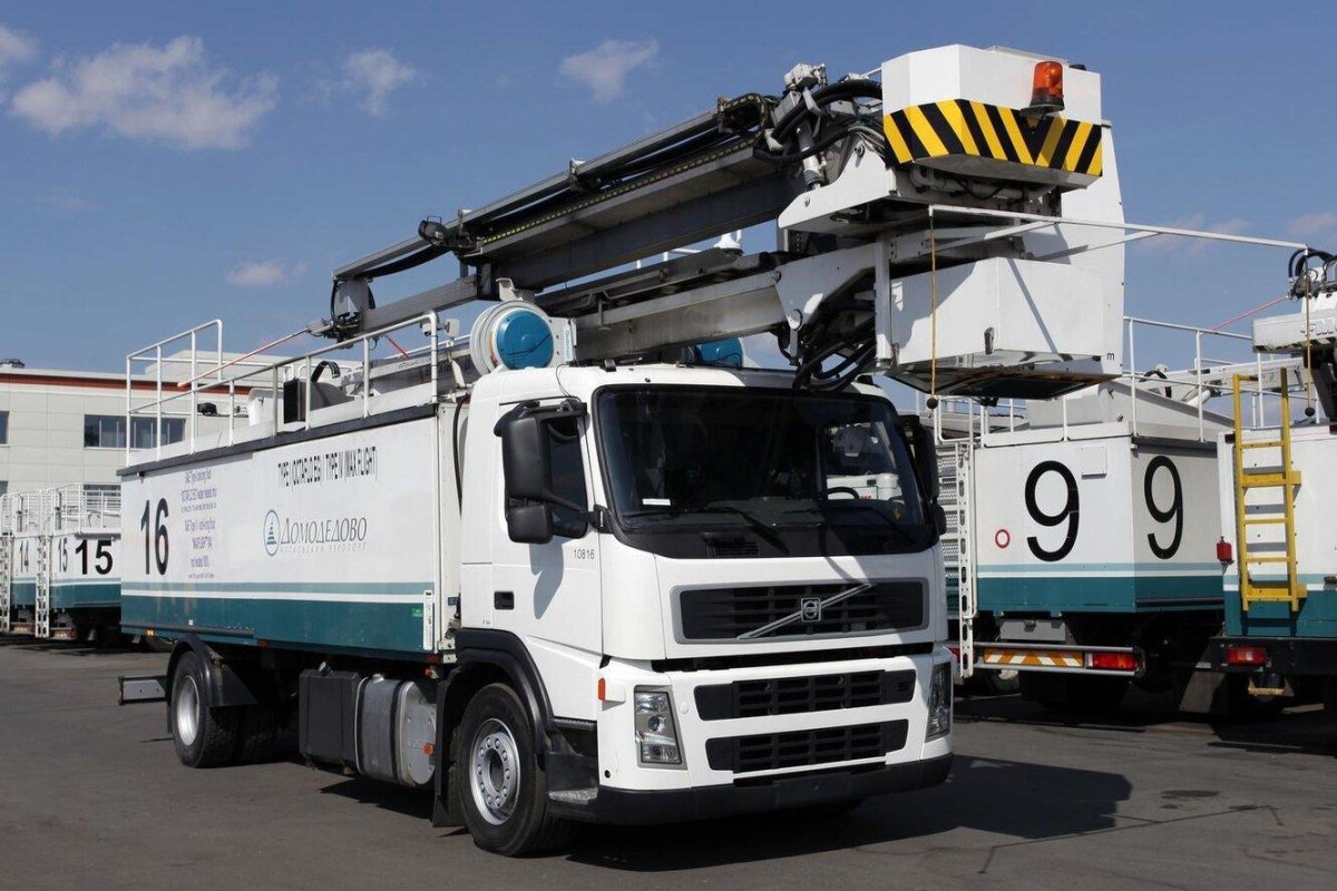 Аэродромная противообледенительная машина АПМ-14