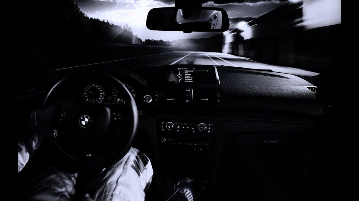 Девушка за рулем ночью