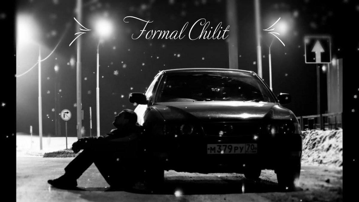 Парень в капюшоне возле машины