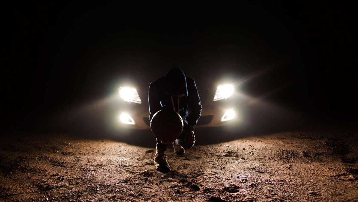 Свет фар на дороге