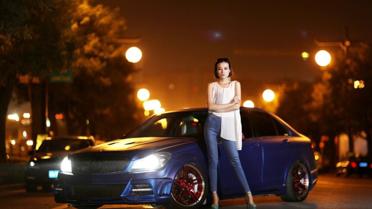 Девушка возле машины