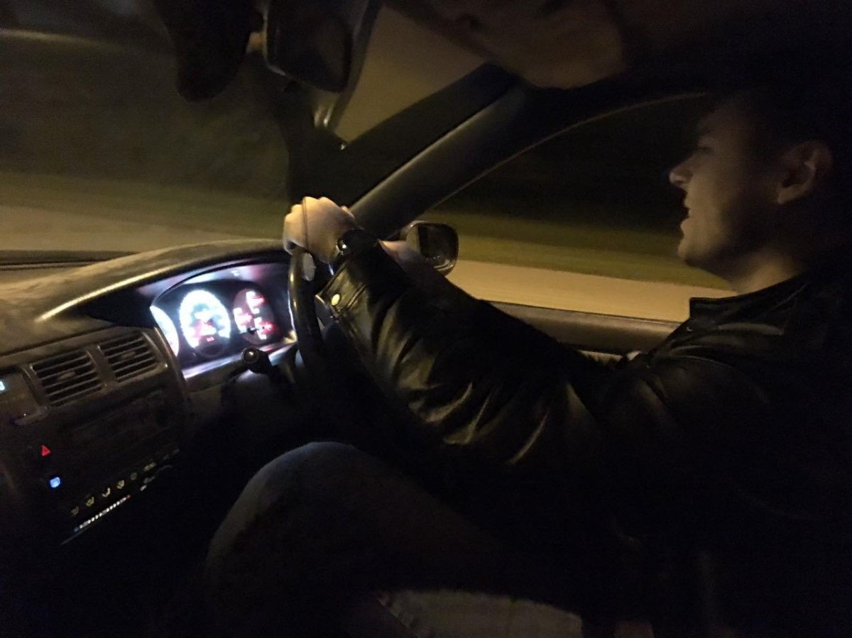 Парень возле машины